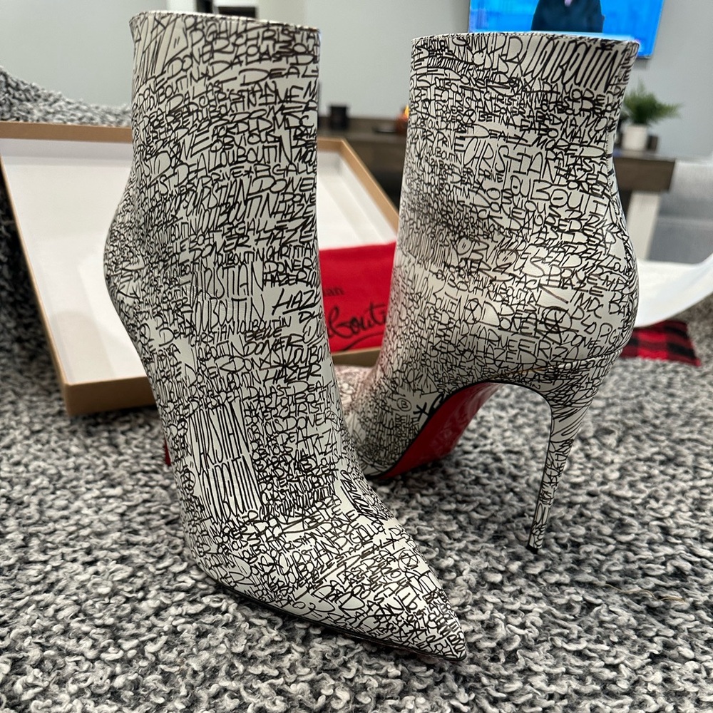 2018 Christian Louboutin Calligraphy 100mm So Kate booty